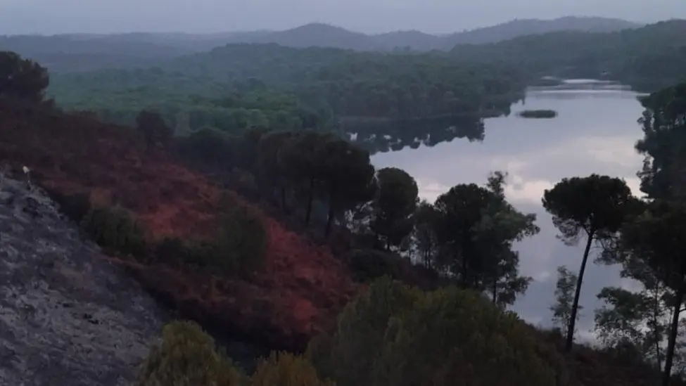 Los efectivos ha conseguido estabilizar el incendio antes de que llegara a un pantano. Fuente: Infoca.
