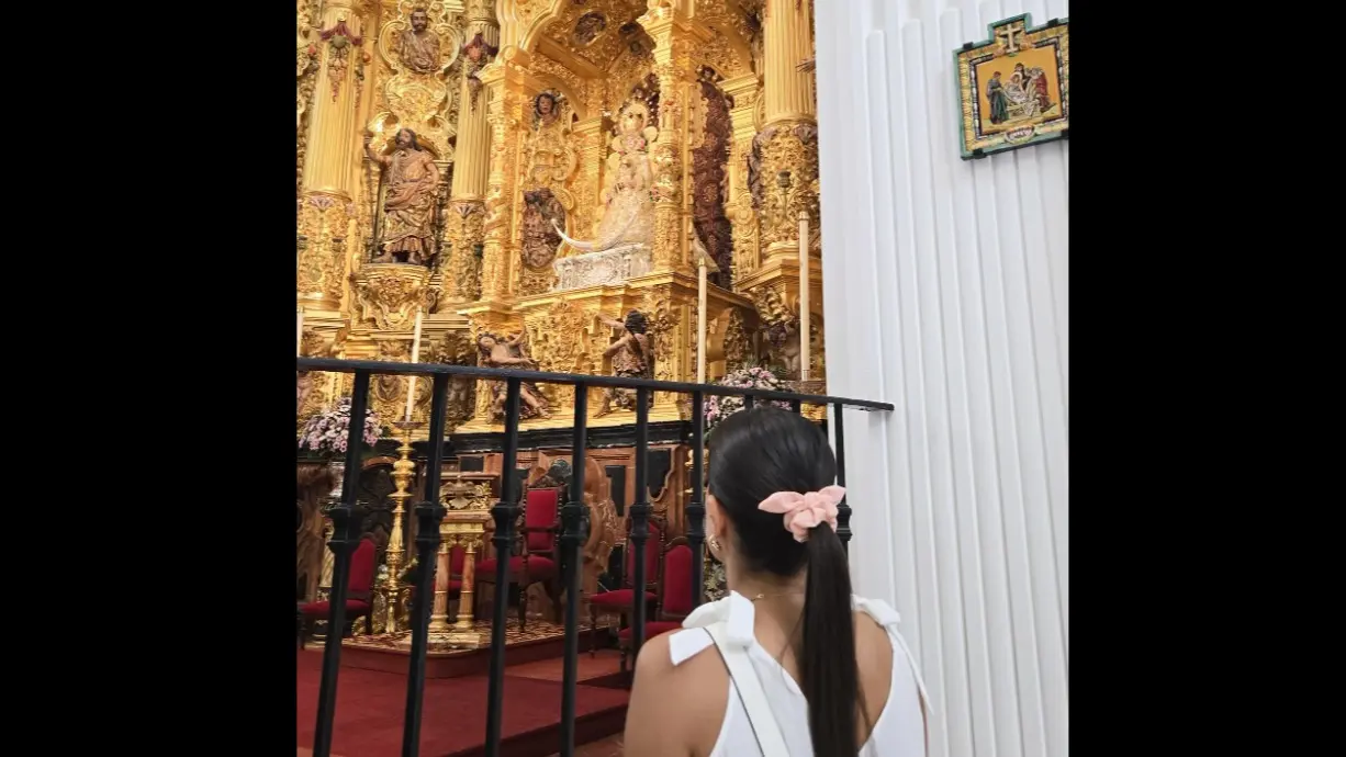 Carolina Mar&iacute;n visita a la Virgen del Roc&iacute;o. Fuente: Redes sociales de Mar&iacute;n.