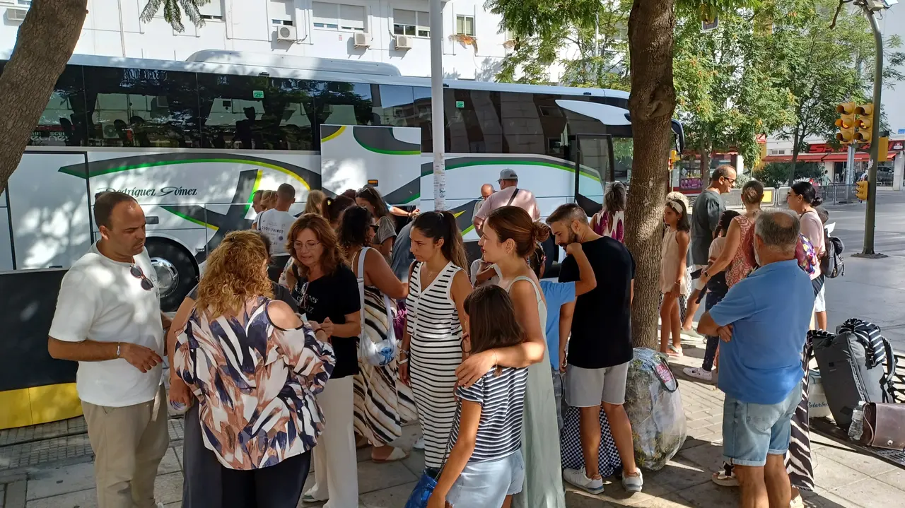 Las familias junto a los menores esperando la salida de los autobuses.