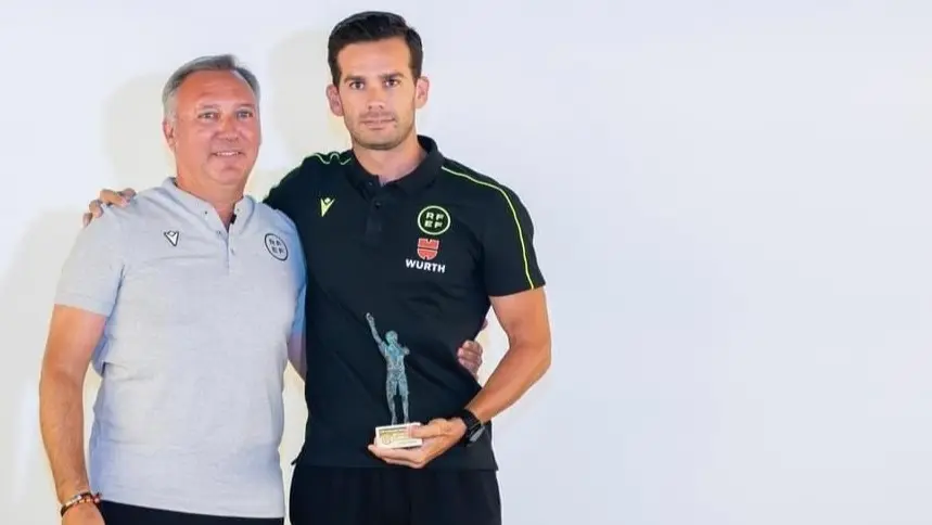 Alejandro Quintero junto al Presidente del CTA, Medina Cantalejo, tras recibir el Premio como Mejor &Aacute;rbitro de Segunda Divisi&oacute;n en la 23/24. Fuente: Twitter RFAF