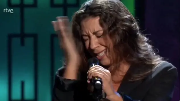 Sandra Carrasco cantando un Fandango de Huelva en La Revuelta. Captura del v&iacute;deo de TVE