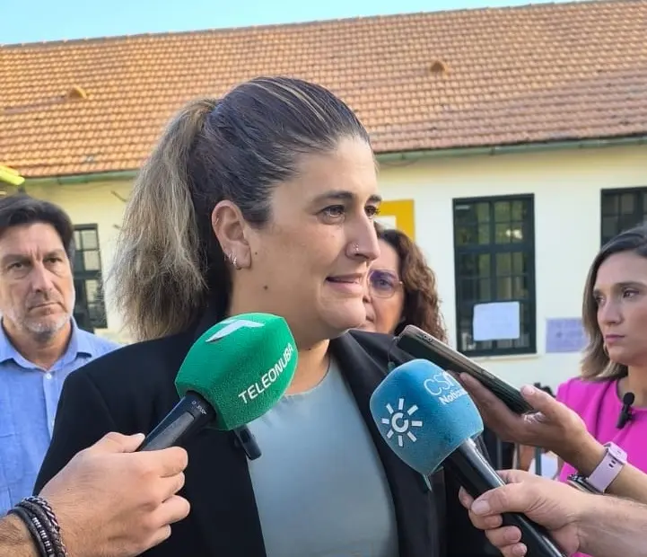 La alcaldesa de Riotinto, Roc&iacute;o D&iacute;az, ante los medios