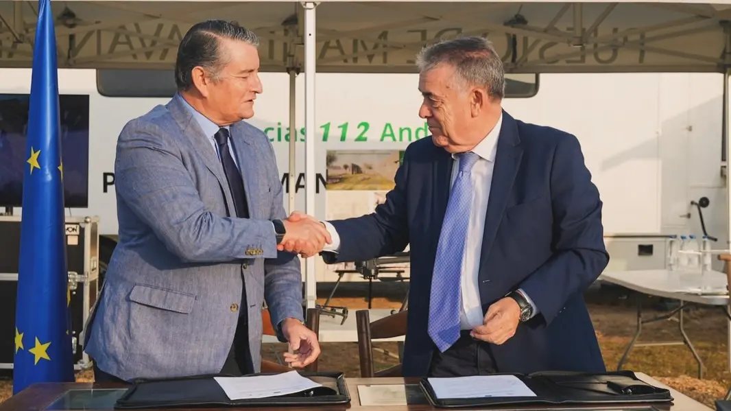 Antonio Sanz y Paco Bella firmando el convenio del Cecopi