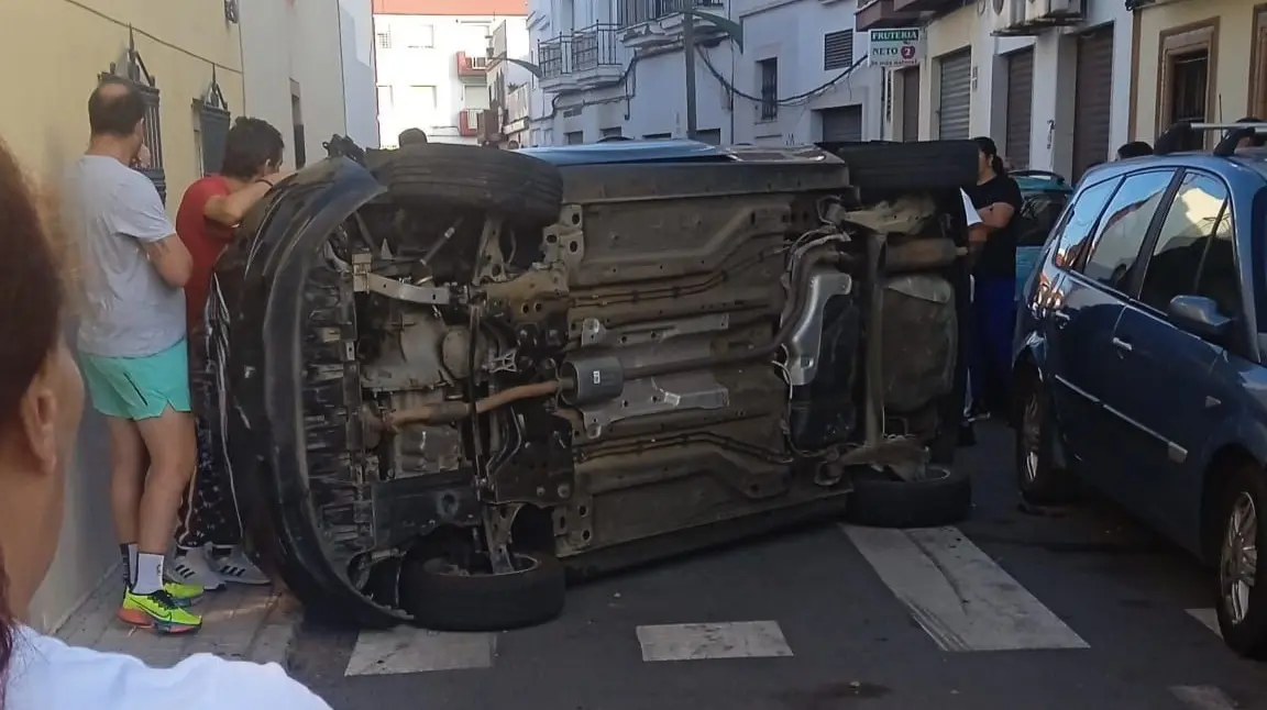 El coche qued&oacute; volcado en la calle Arnau de Isla Cristina