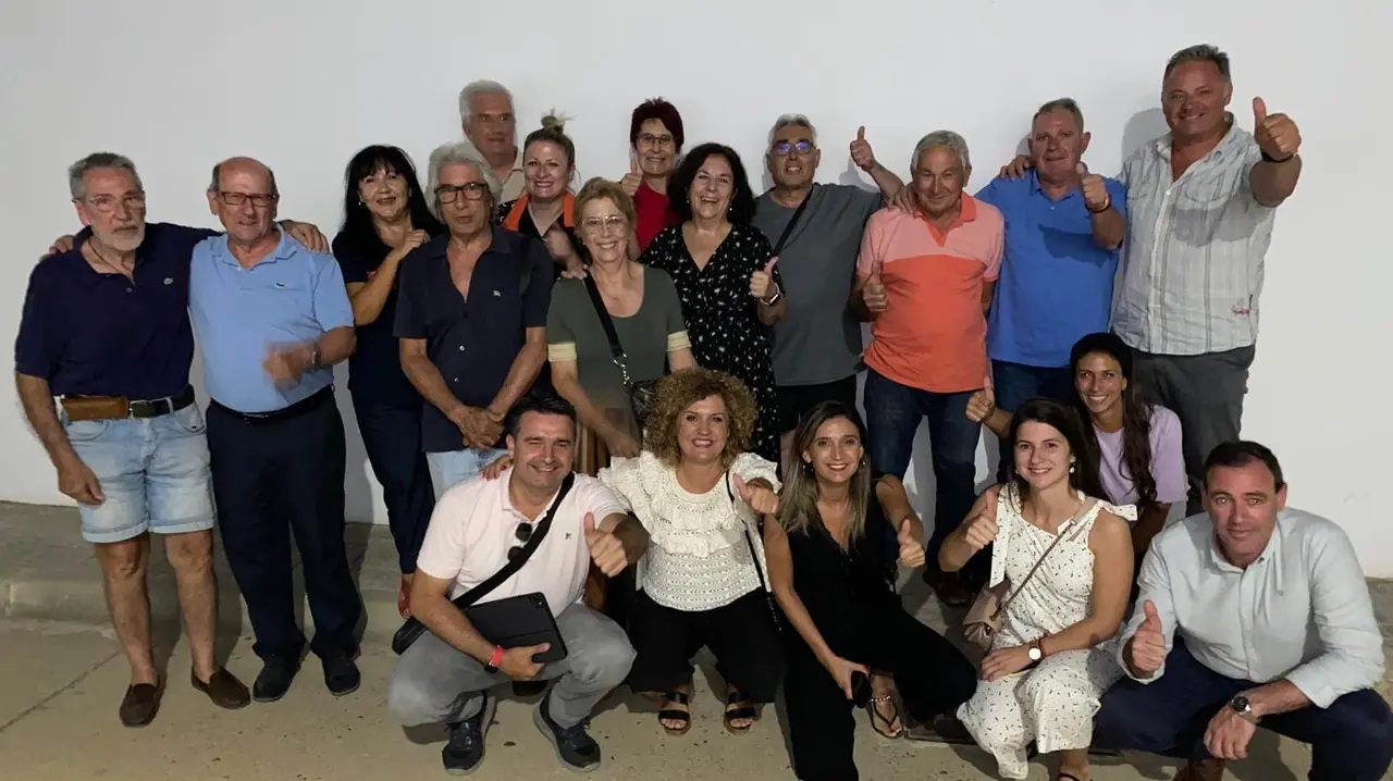 Miembros del PSOE de Hinojos con la secretaria general del PSOE de Huelva, Mar&iacute;a Eugenia Lim&oacute;n, y la portavoz del PSOE-A, Mar&iacute;a M&aacute;rquez. Fuente: PSOE Hinojos.