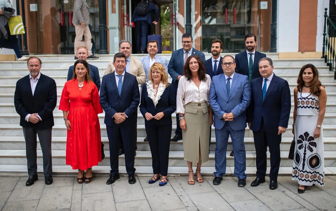Autoridades a las puertas de la Casa Col&oacute;n
