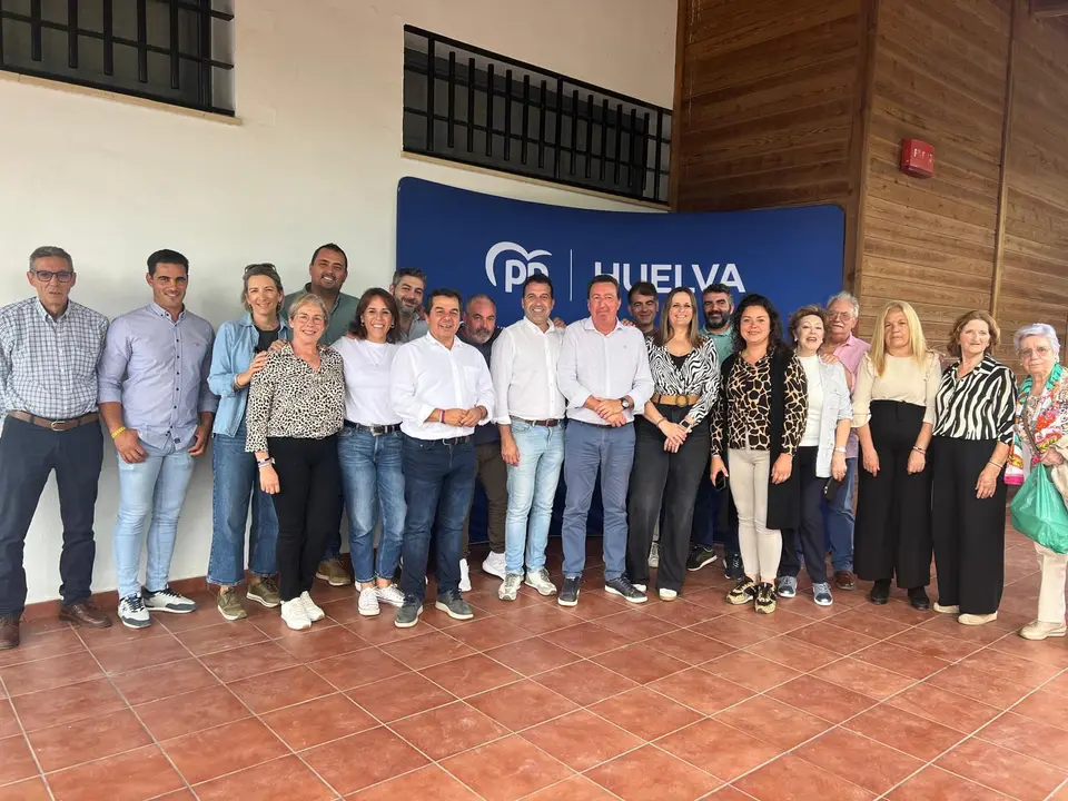 Simpatizantes y militantes del PP del And&eacute;valo reunidos en Puebla de Guzm&aacute;n