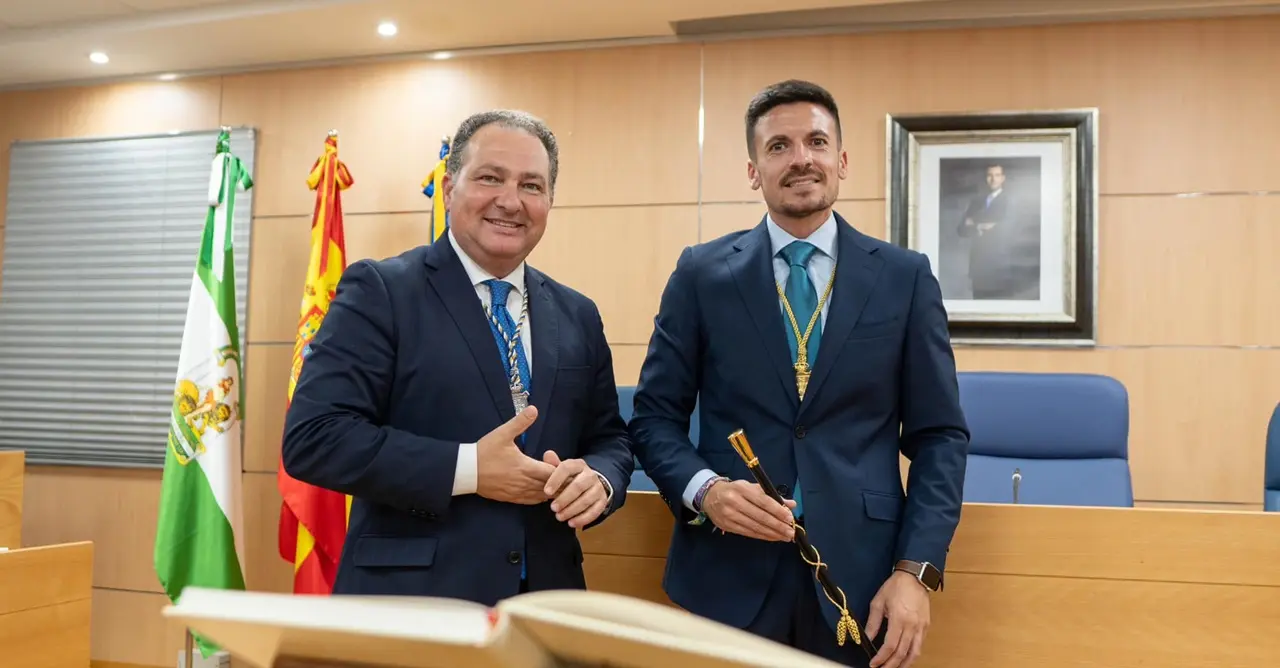 Adri&aacute;n Cano, nuevo alcalde, junto a su antecesor David Toscano
