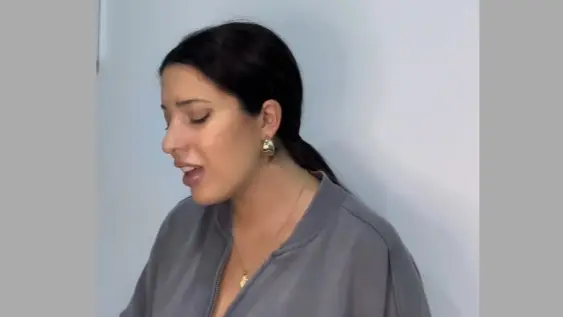 Beatriz Romero cantando