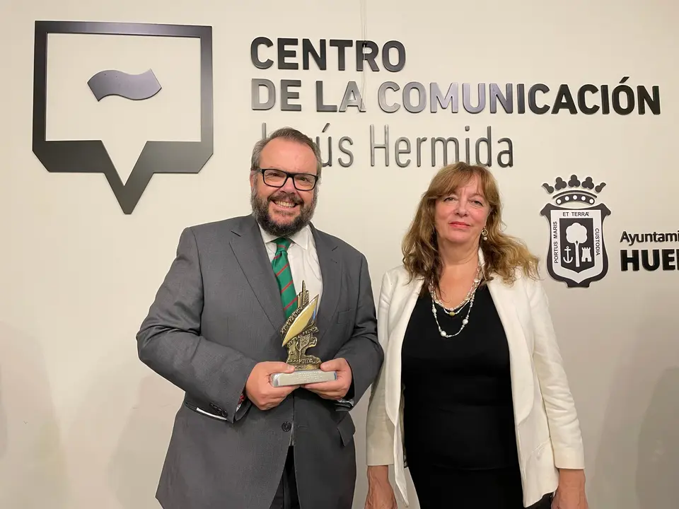 Luis de Vega junto a Aurora Smet