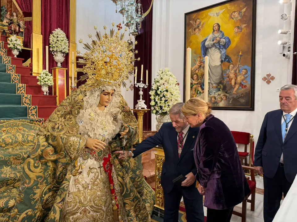 Entrega del broche a la Esperanza | Ayuntamiento de Huelva