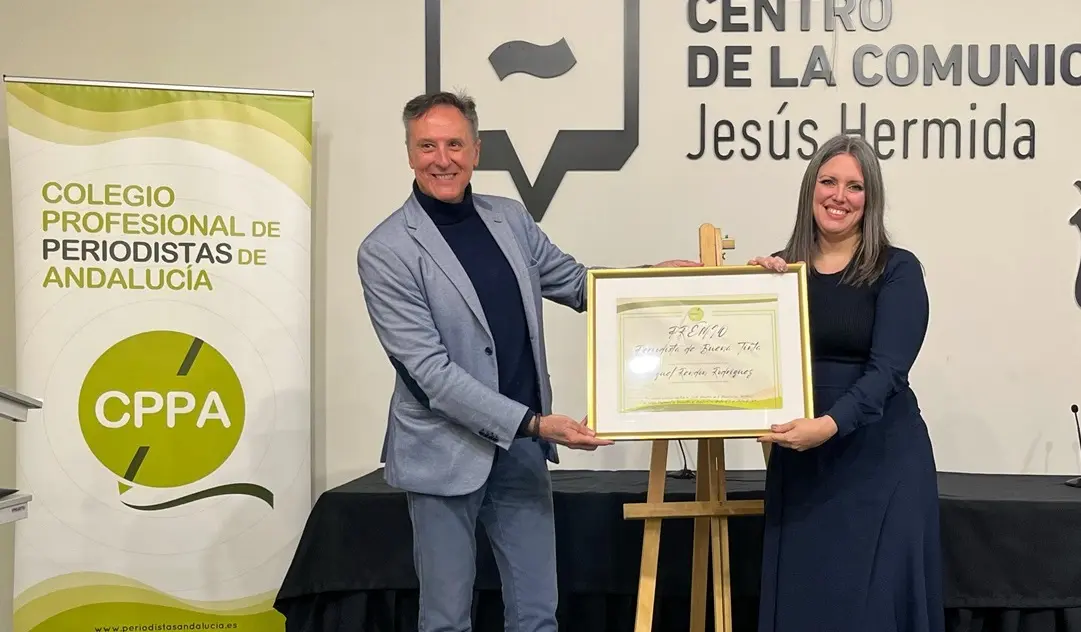 Rend&oacute;n recibe el premio Periodista de Buena Tinta