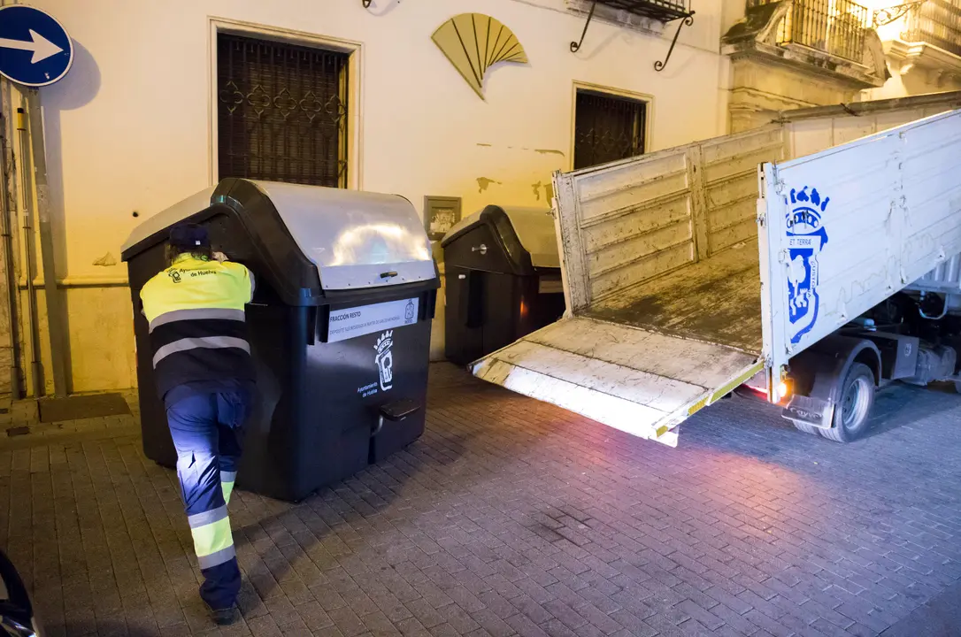 Cami&oacute;n recogiendo la basura de los contenedores | Ayuntamiento de Huelva