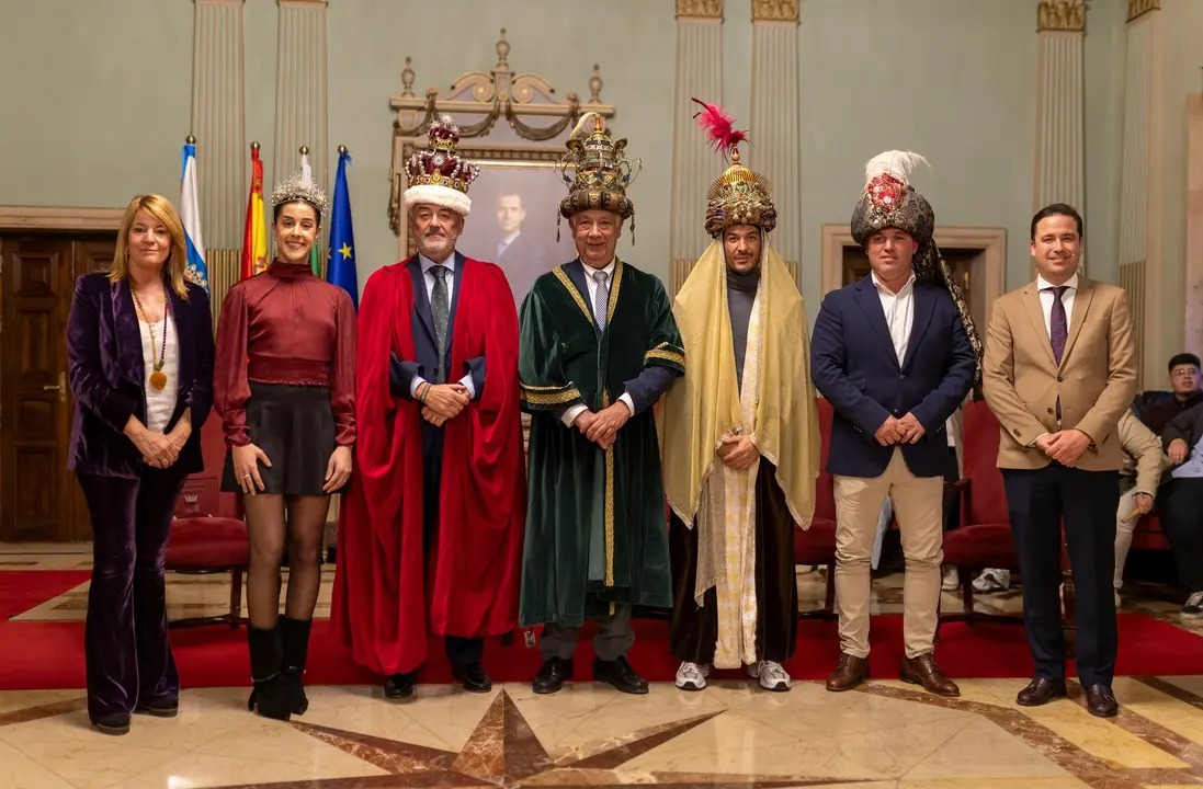 Alcaldesa y concejal posan con Reyes Magos y Estrella de la Ilusi&oacute;n
