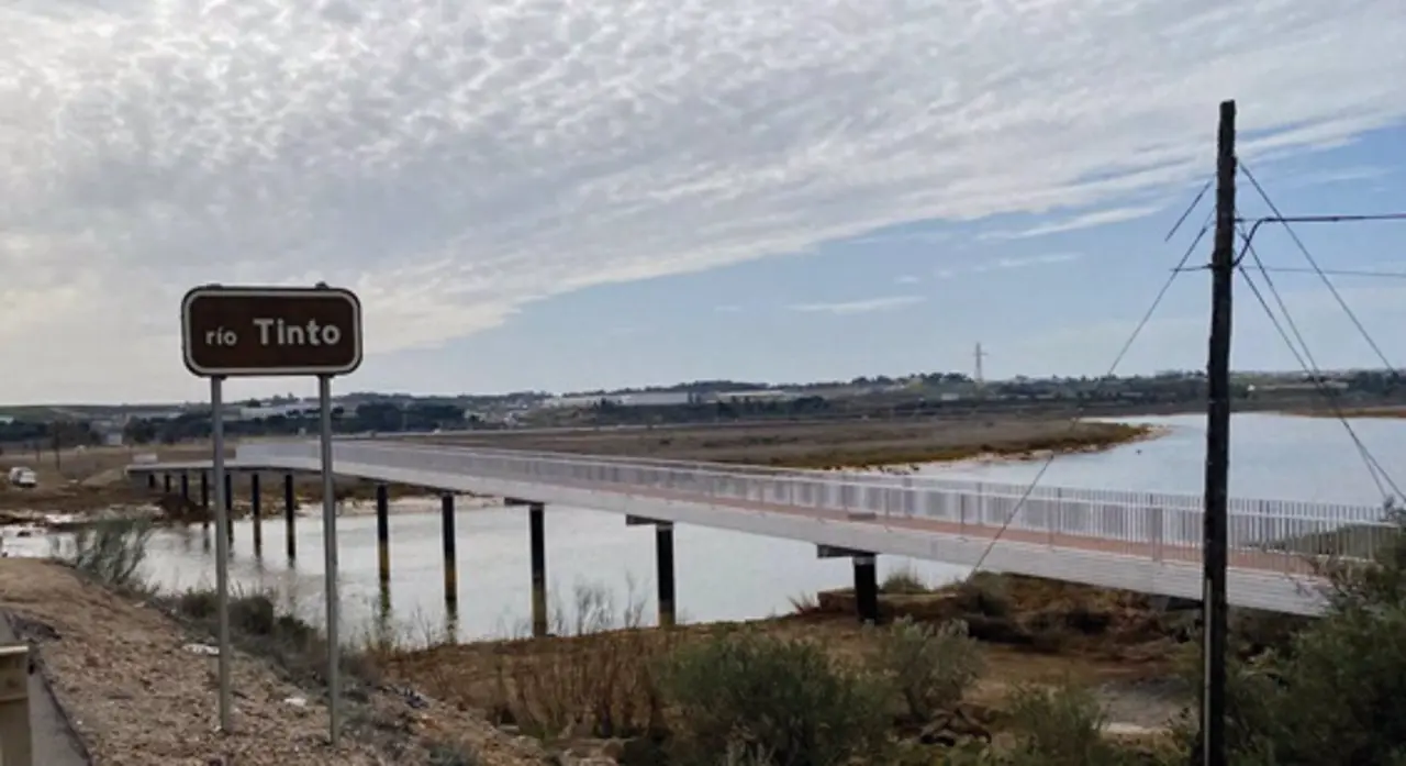 Pasarela sobre el r&iacute;o Tinto paralela al puente de la A-494 en San Juan del Puerto | J.A.