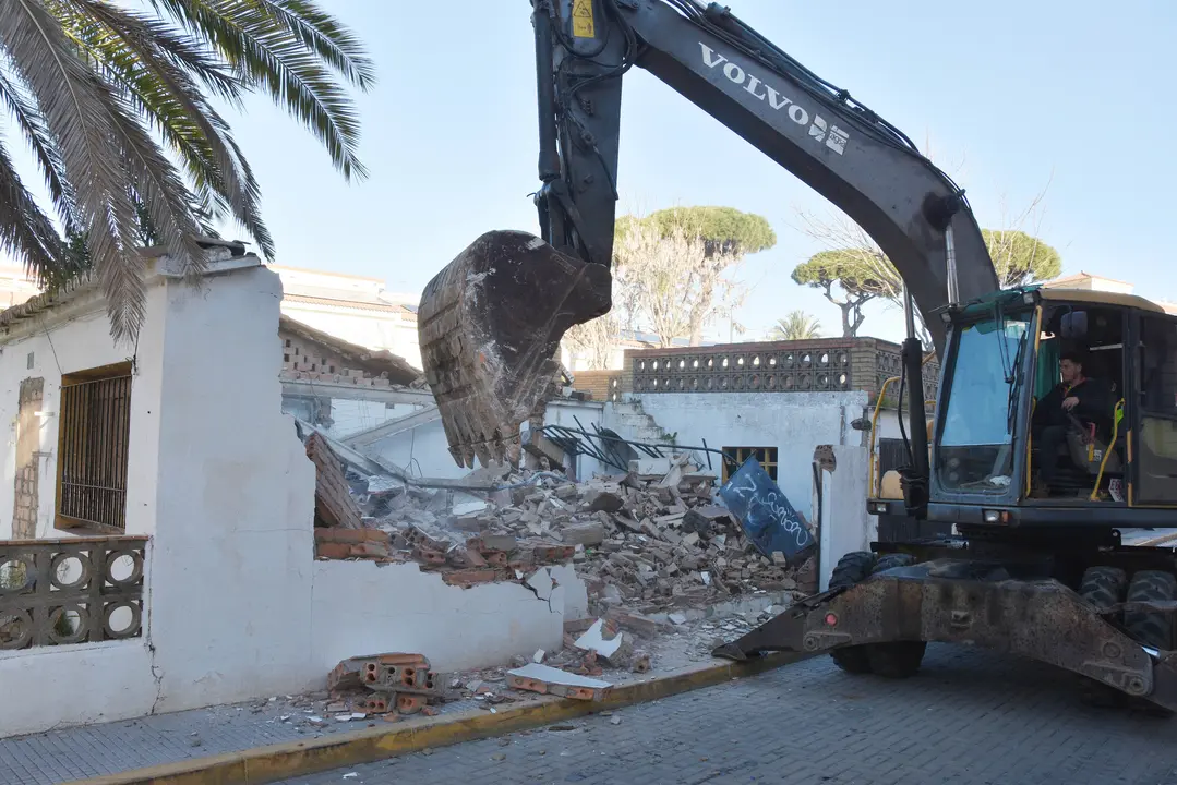 Derribo de las casas de los maestros del CEIP Santo Cristo del Mar | Ayuntamiento de Punta Umbr&iacute;a