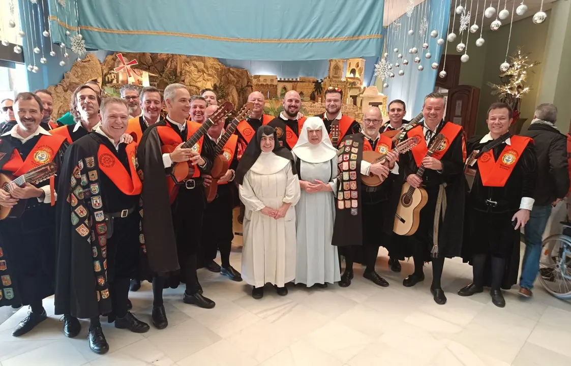 Tuna de Empresariales con dos monjas