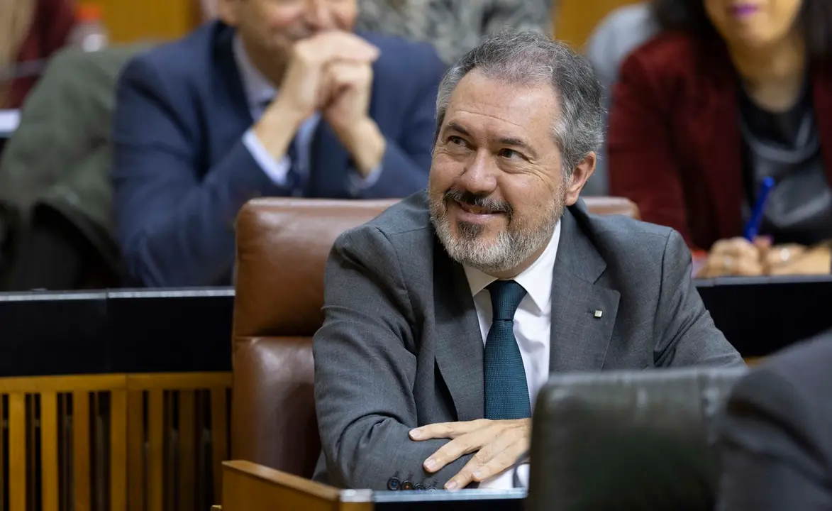 Espadas en el Parlamento andaluz