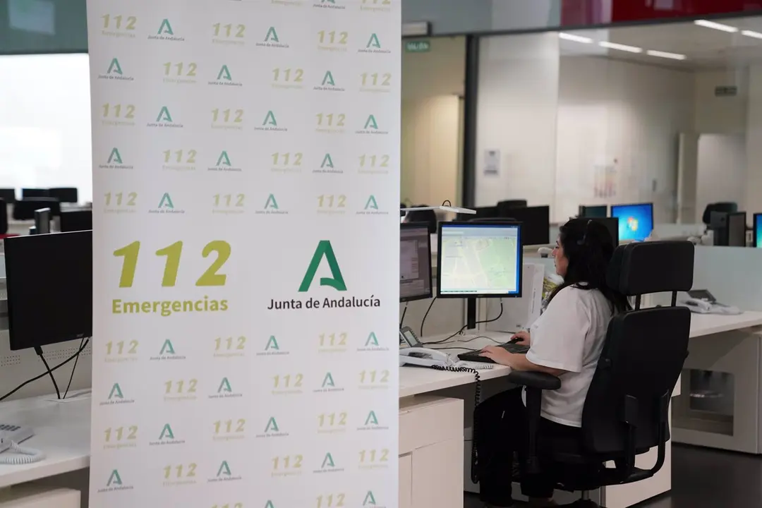 Trabajadora en la sala del 112 Andaluc&iacute;a | Archivo