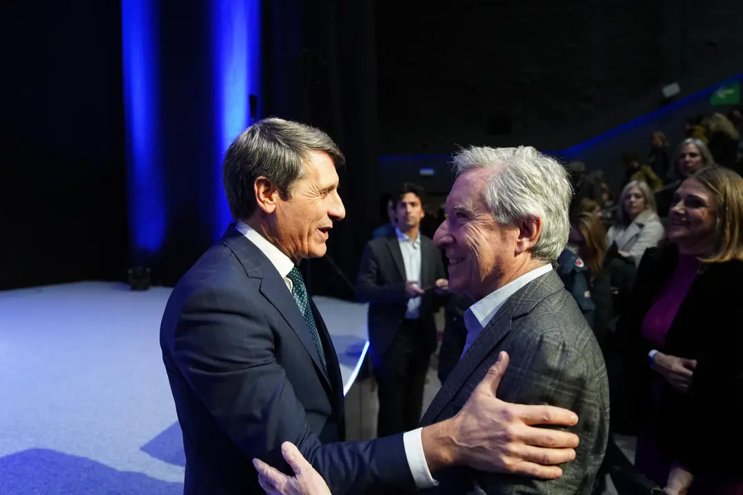 Fern&aacute;ndez saluda a I&ntilde;aki Gabilondo en un reciente acto