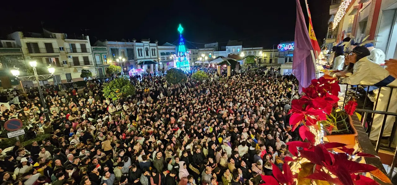 Lleno absoluto en la plaza de Espa&ntilde;a al final de la Cabalgata de Reyes