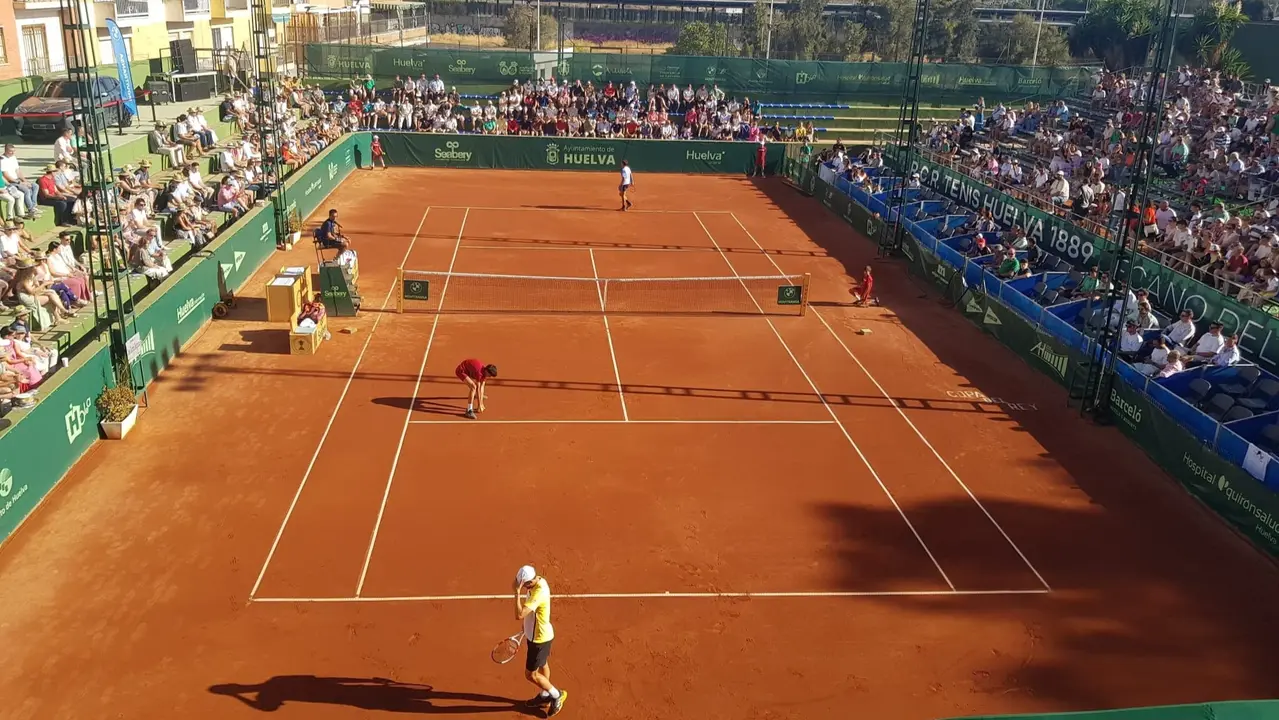 Im&aacute;genes de la semifinal de la 99&ordf; edici&oacute;n de la Copa del Rey de Tenis de Huelva celebrada en 2024, que enfrent&oacute; a Dani M&eacute;rida y Dominic Thiem. Fuente: Yerai Valles