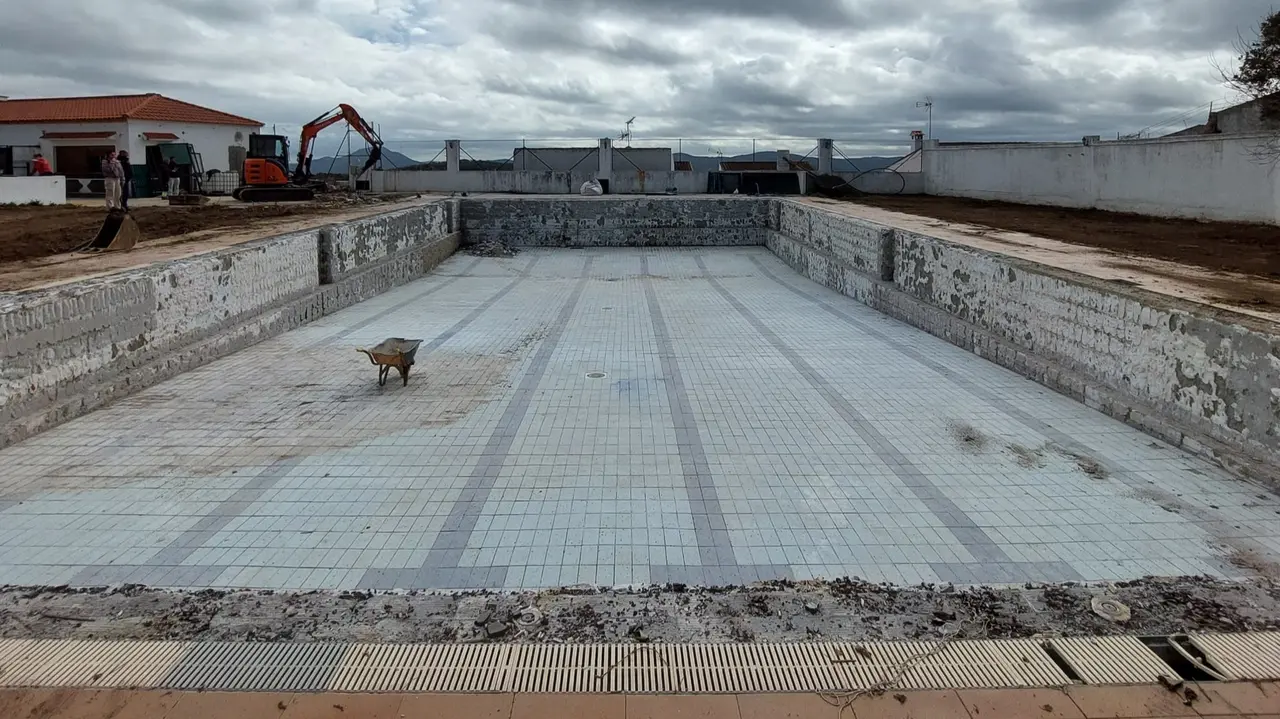 Obras en la piscina de Zufre | Diputaci&oacute;n de Huelva