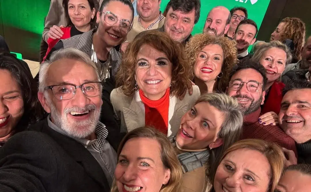 Pol&iacute;ticos del PSOE de Huelva se hacen un selfie con Montero