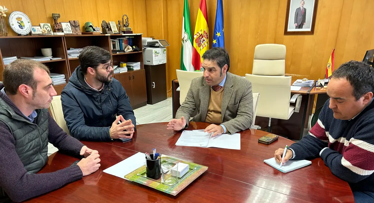 Reuni&oacute;n entre Pedro Y&oacute;rquez y representantes del Consistorio rocianero | Junta