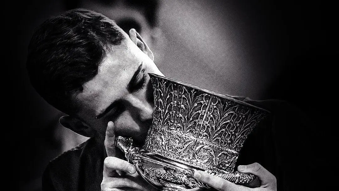 Ferm&iacute;n besando el trofeo despu&eacute;s de la victoria sobre el Real Madrid CF por 2 - 5. Fuente: Instagram de Under Armour