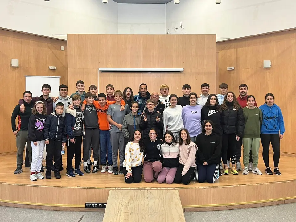 Emilio Mart&iacute;n junto a los nadadores del club | Club Nataci&oacute;n Huelva