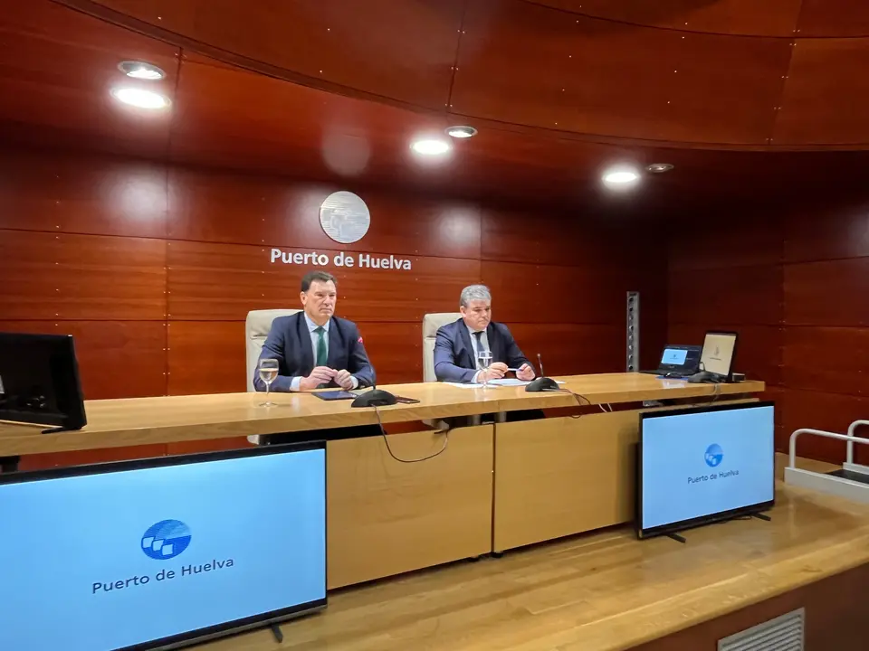 Alberto Santana y Alfonso Pe&ntilde;a en la rueda de prensa del balance del a&ntilde;o 2024 | Puerto de Huelva
