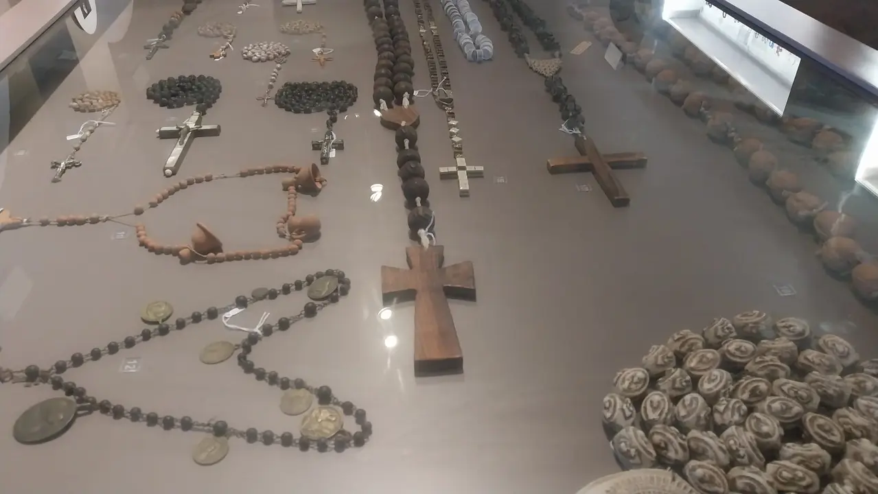 El museo cuenta con 3.000 rosarios