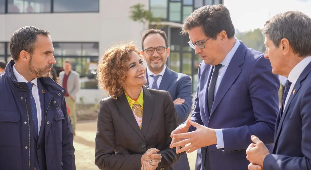 Mar&iacute;a Jes&uacute;s Montero con el ministro &Oacute;scar L&oacute;pez