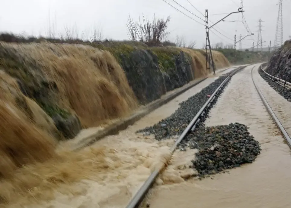 L&iacute;nea Huelva-Sevilla inundada