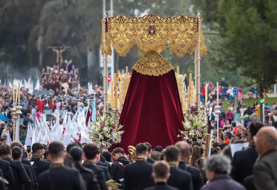 La Banda Municipal de Bollullos tras la Virgen de los Dolores del Perd&oacute;n un Lunes Santo | Banda