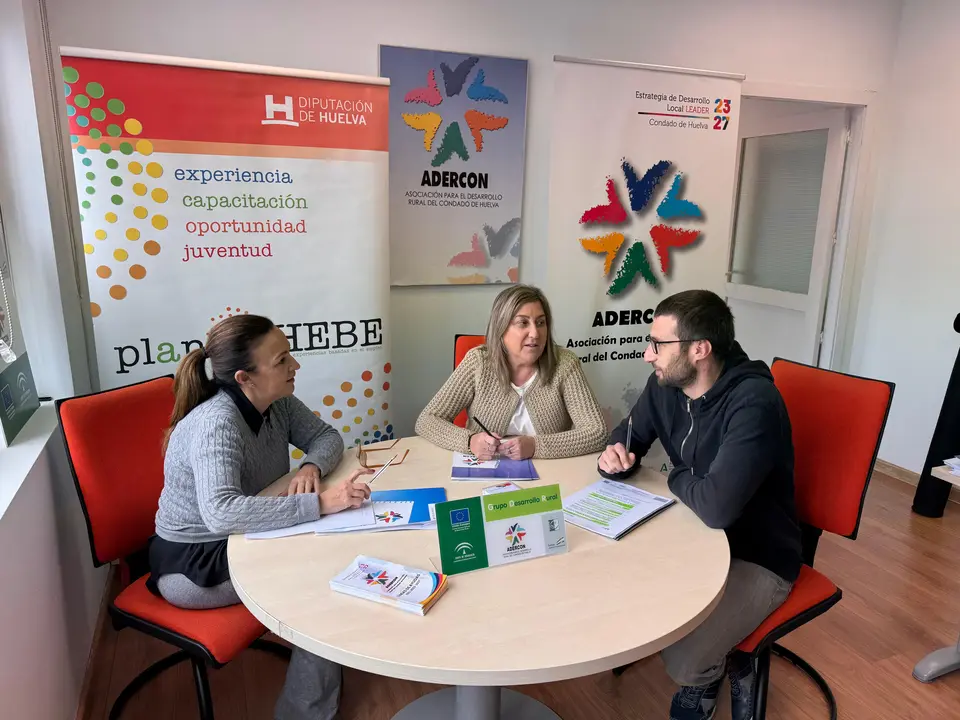 Personal de ADERCON estudia las solicitudes del plan HEBE