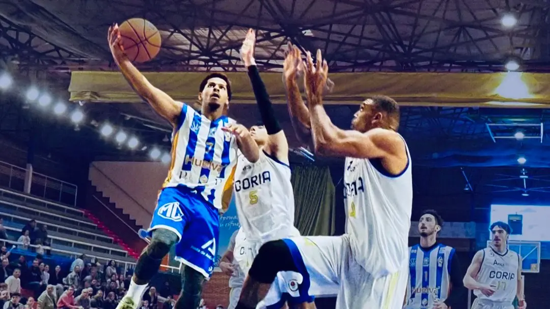 James Potier frente al &Aacute;tica Sevilla CB Coria en el duelo de la primera vuelta. Fuente: Twitter del Huelva Comercio LRi21 Viridis