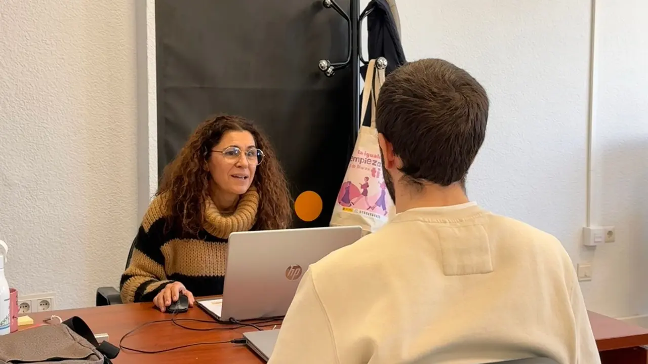 La t&eacute;cnica que gestiona el programa EPES en la Mancomunidad atiende a uno de los beneficiarios