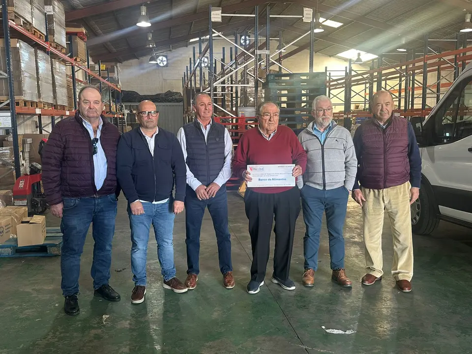 La CR Palos entrega un cheque al Banco de Alimentos