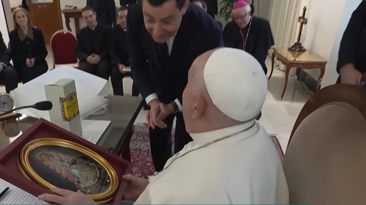 El Papa Francisco recibe un cuadro de la Virgen del Roc&iacute;o | Junta