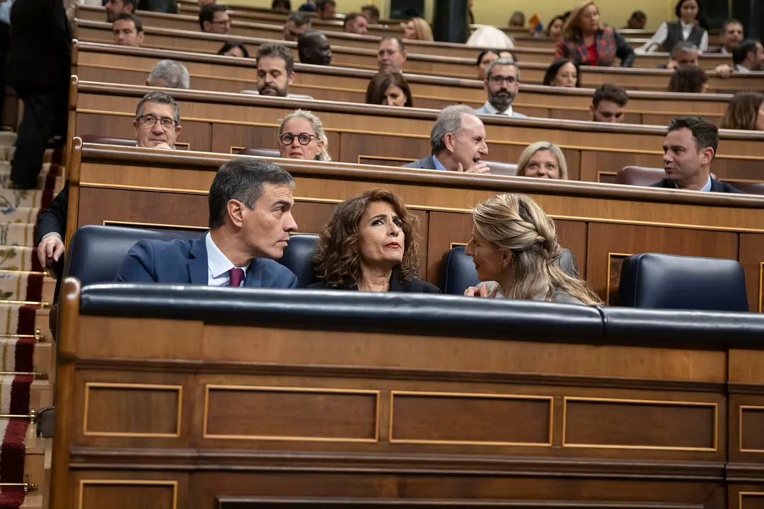 Pedro S&aacute;nchez, junto a Mar&iacute;a Jes&uacute;s Montero y Yolanda D&iacute;az durante una sesi&oacute;n d control en el Congreso (Fotograf&iacute;a/Moncloa)