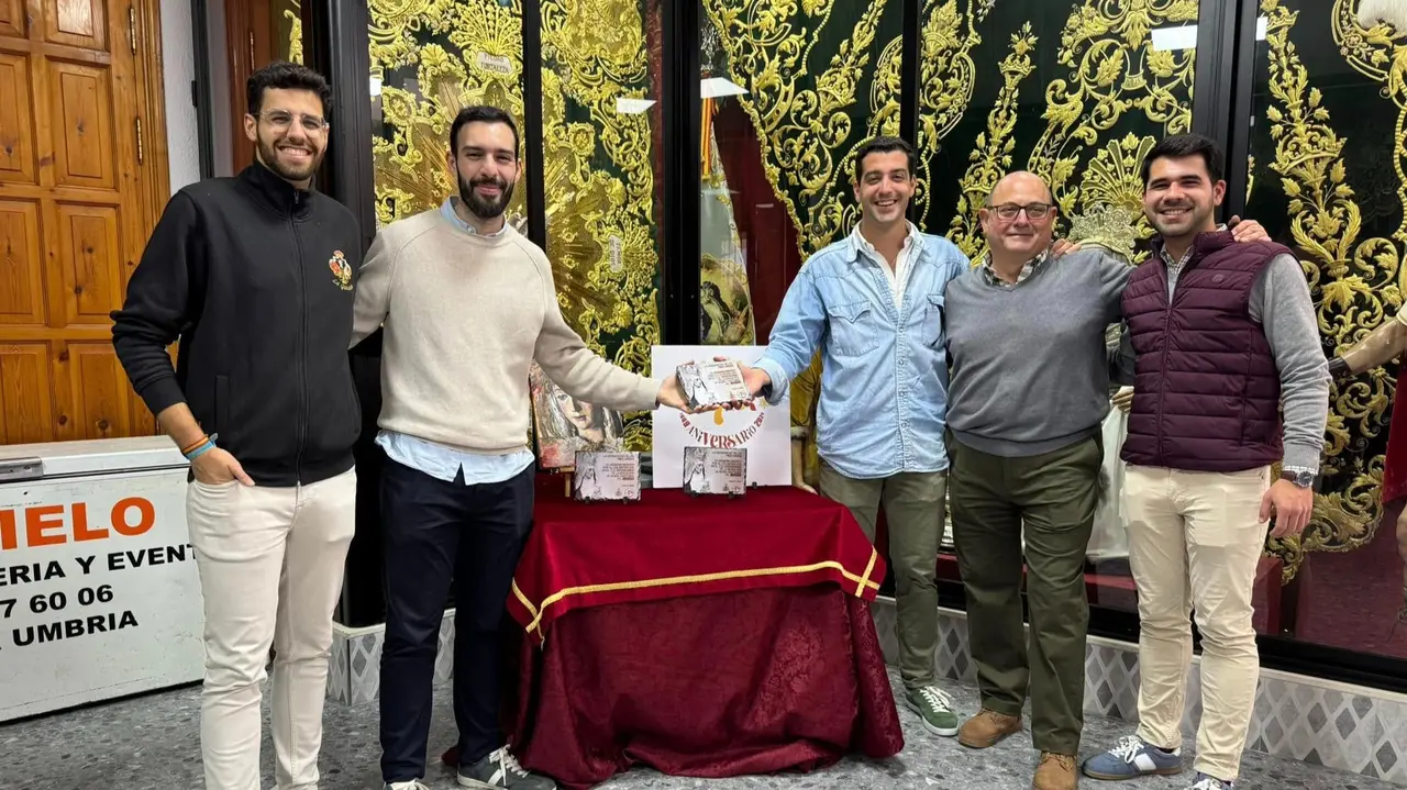 El equipo de La Rebujina y el Hermano Mayor de Tres Ca&iacute;das