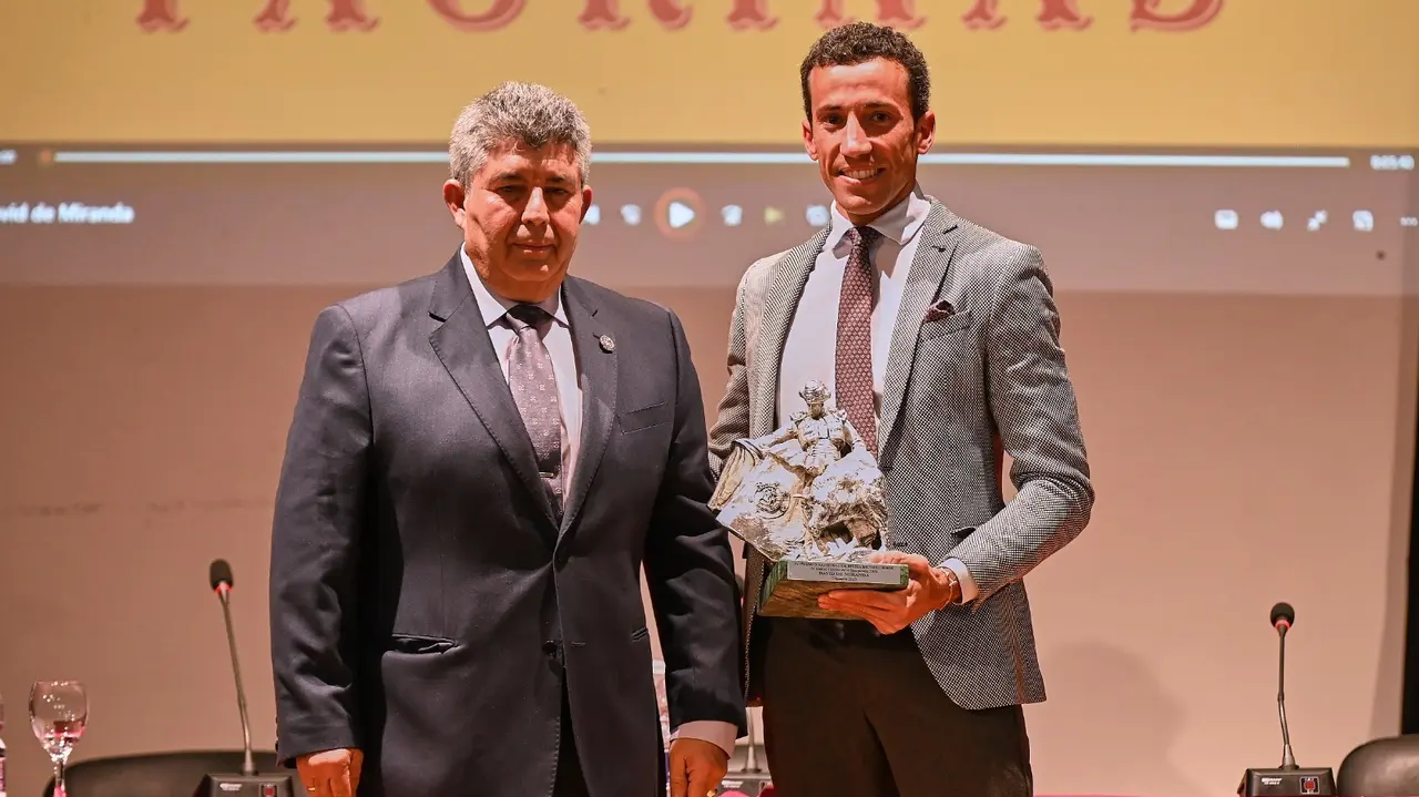 David de Miranda recibe el galard&oacute;n