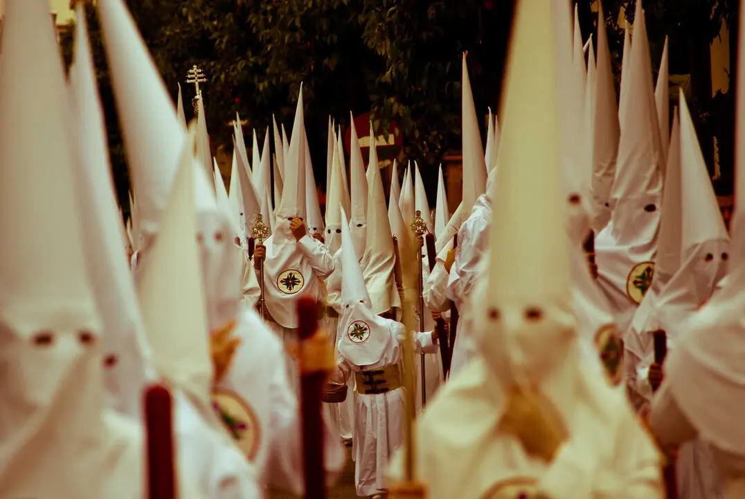 Nazarenos durante la Semana Santa | Andalucia.org