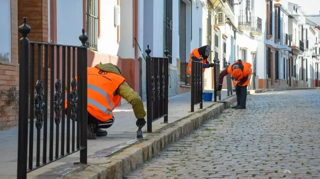 Trabajadores en Almonte