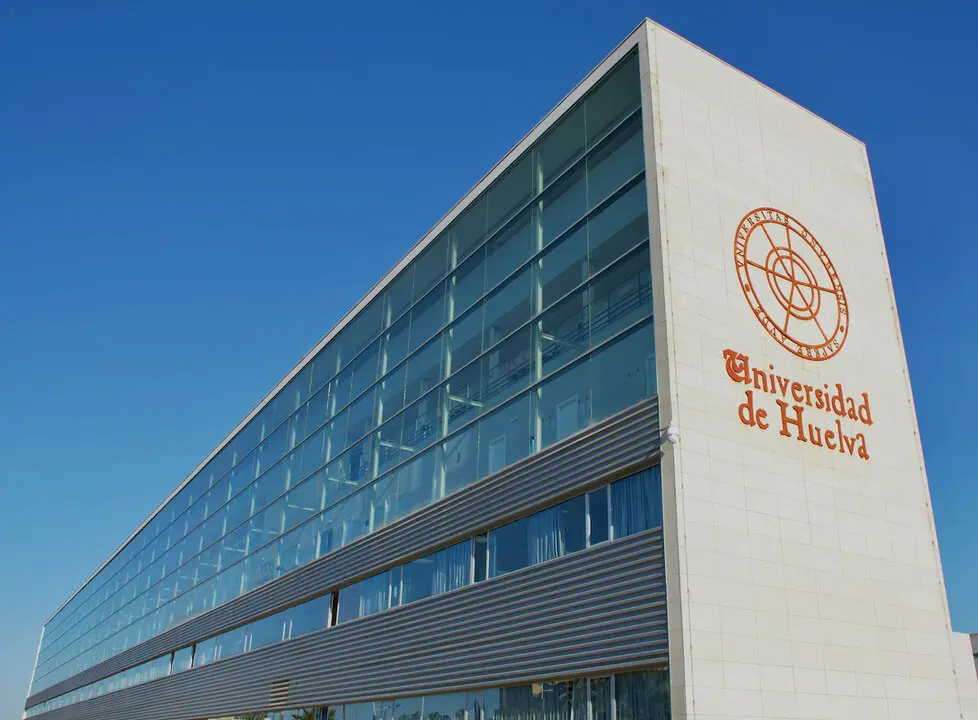 Fachada de la UHU