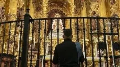 El boxeador Rafael Acosta en su visita a la ermita de la Virgen del Roc&iacute;o. Fuente: V&iacute;deo Instagram rafaelacosta_2002