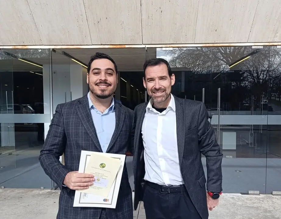 Iv&aacute;n Bartolom&eacute; D&iacute;az junto a Daniel Mart&iacute;n, profesor de la Universidad de Extremadura.