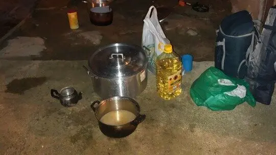 Temporeros cocinan de noche en la calle | Grupo Diocesano de Migraciones